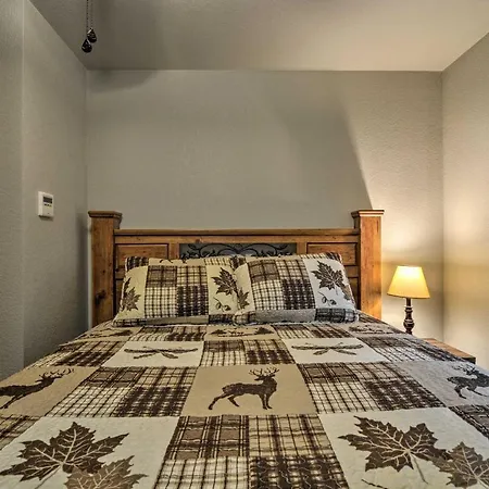 Petoskey Area Cabin, Walk To Crooked River!
